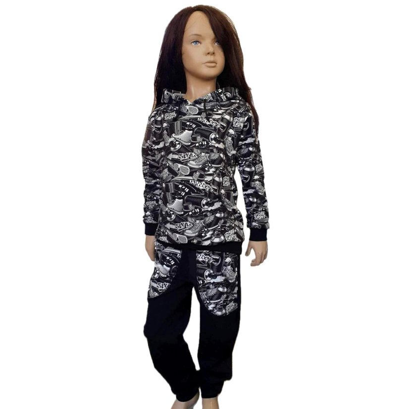 Dětská tepláková souprava, spreje a graffiti