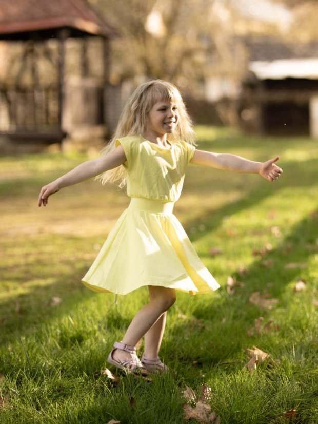 Dívčí bavlněné kolové šaty, světle žluté