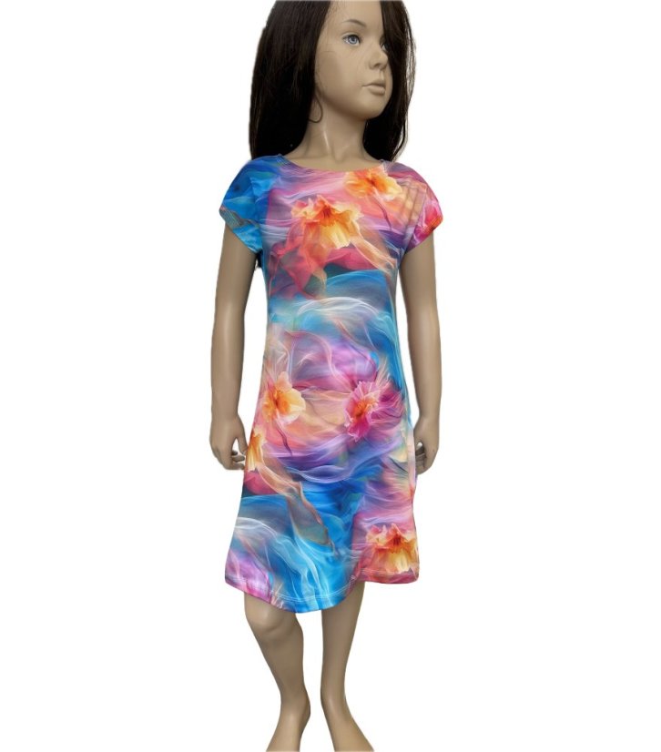 Dívčí šaty, rozkvetlé nebe