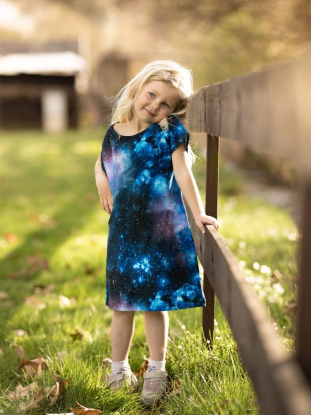 Dievčenské bavlnené šaty, vesmír