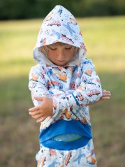 Dětská mikina s kapucí, na cestách