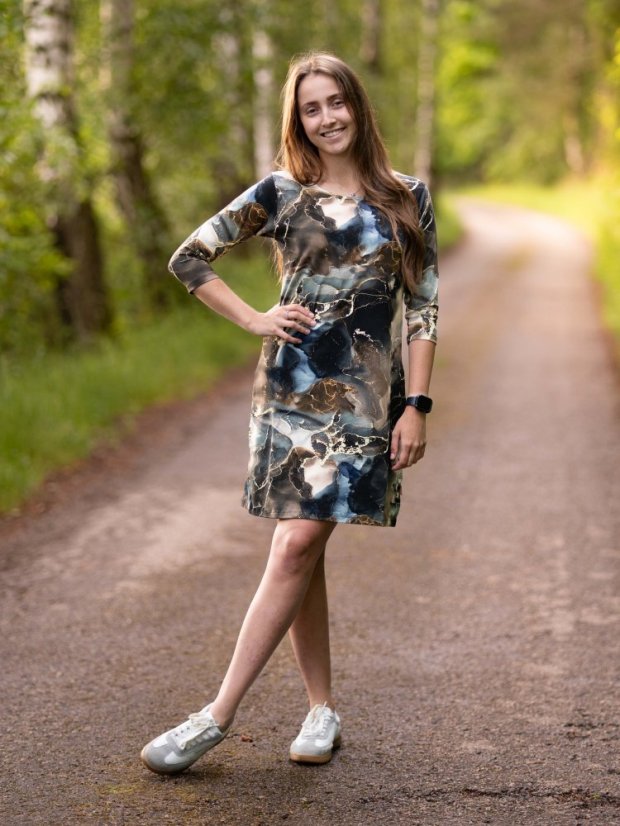 Dámské šaty, zkameněné sny