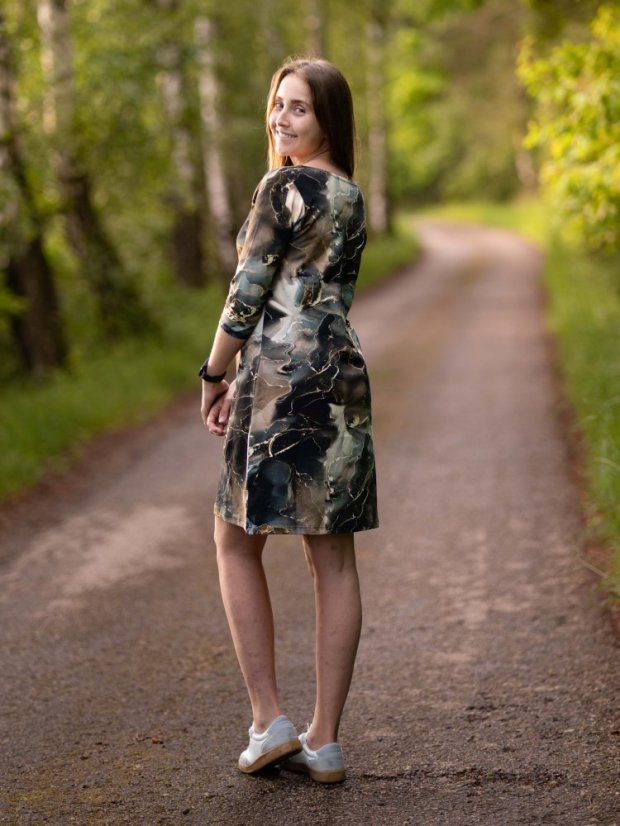 Dámské šaty, zkameněné sny