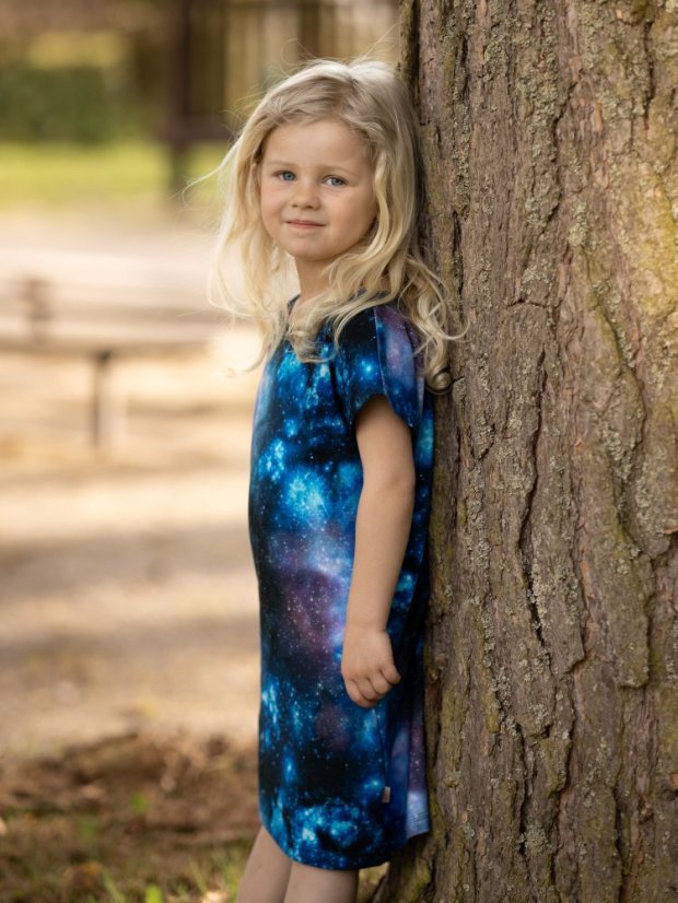 Dievčenské bavlnené šaty, vesmír
