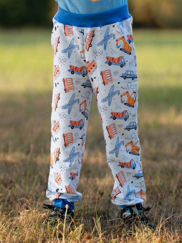 Detské tepláky, na cestách