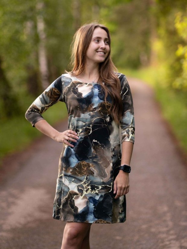 Dámské šaty, zkameněné sny