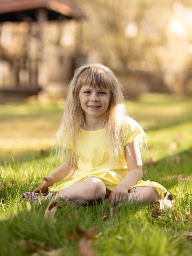 Dívčí bavlněné kolové šaty, světle žluté