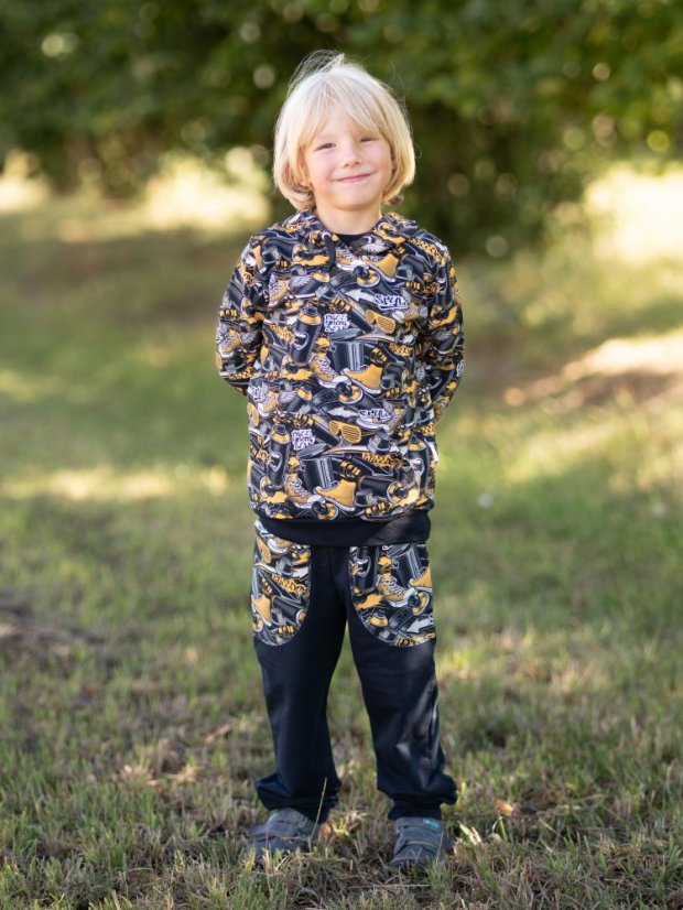 Dětská tepláková souprava, spreje a graffiti