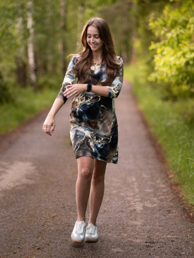 Dámské šaty, zkameněné sny