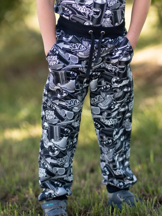 Detské tepláky, spreje a graffiti