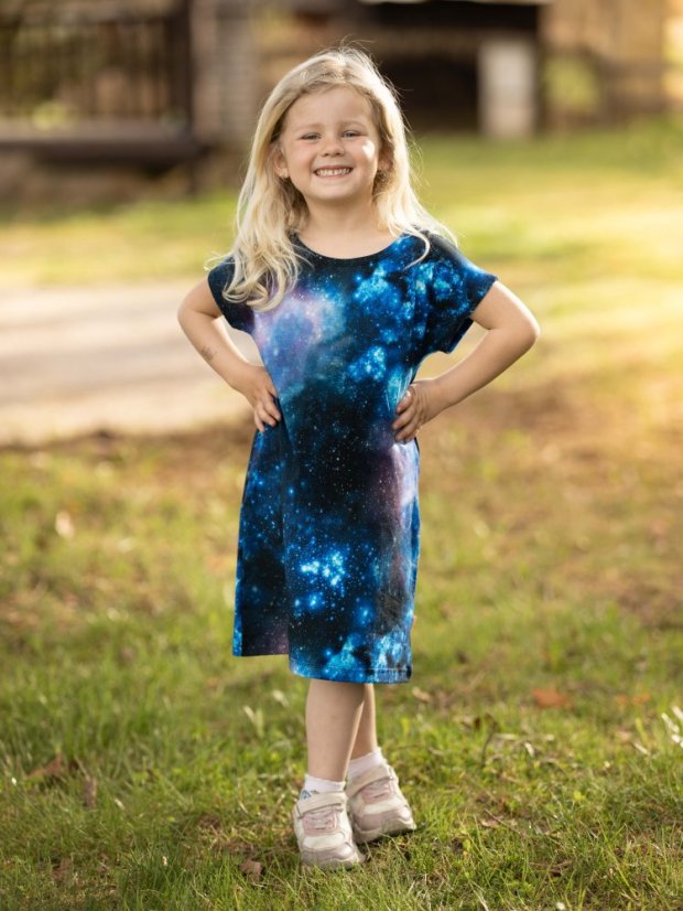 Dievčenské bavlnené šaty, vesmír