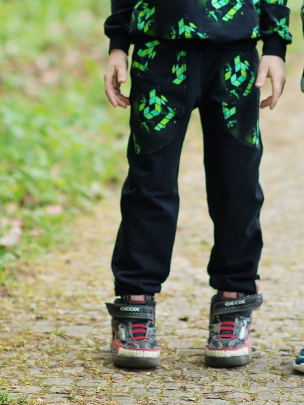 Dětské tepláky, herní únik černá