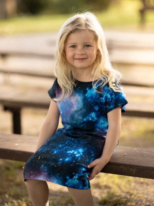 Dievčenské bavlnené šaty, vesmír