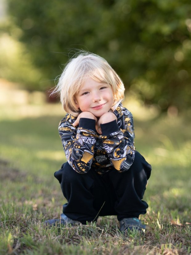 Dětská tepláková souprava, spreje a graffiti