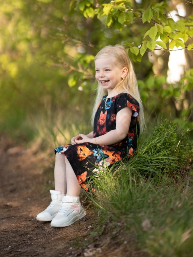 Dívčí šaty, divoké kočky