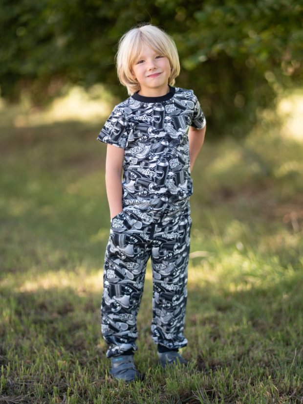 Detské tepláky, spreje a graffiti